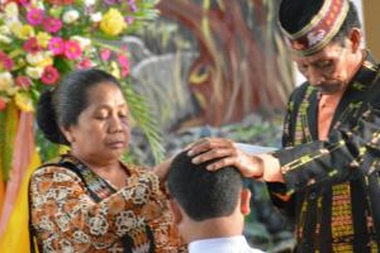 Orangtua memberkati Frater saat upacara Kaul Kekal di Flores, NTT.
