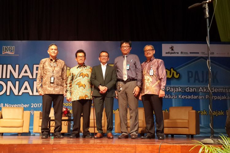 Ketua Umum Ikatan Konsultan Pajak Indonesia (IKPI) Mochamad Soebakir (dua dari kiri) bersama Dirjen Pajak Ken Dwijugiasteadi dalam Seminar Nasional Sinergi Tiga Pilar di Universitas Brawijaya (UB) Kota Malang, Selasa (28/11/2017) 