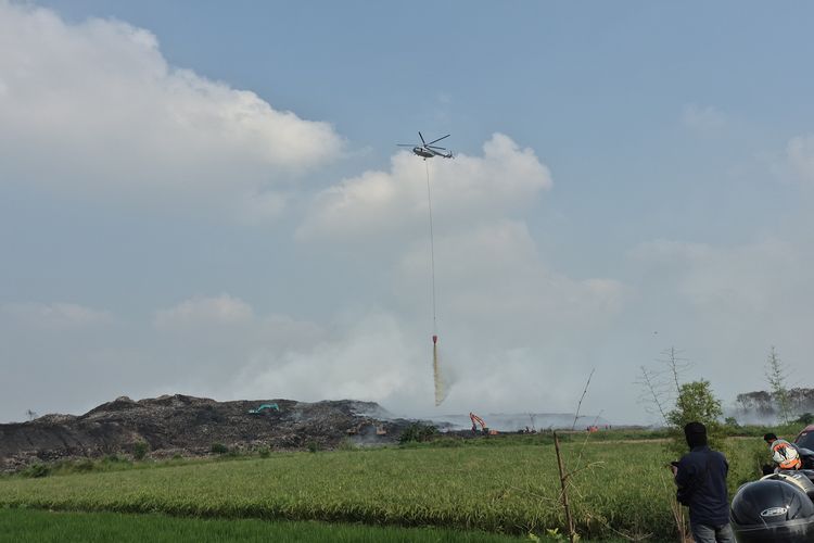 Hari Kelima Kebakaran TPA Jatiwaringin, Helikopter BNPB Terus Lakukan Water Bombing