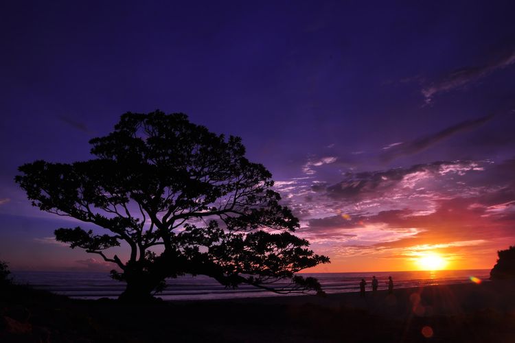 Pantai Pok Tunggal, salah satu pantai di Yogyakarta untuk melihat sunset.