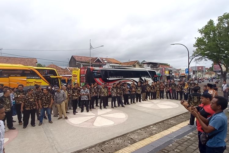 Sebanyak 316 kepala desa dari 16 Kecamatan yang ada di Purworejo mengikuti aksi unjuk rasa di Jakarta. Mereka mengaku sudah mendapatkan izin dari bupati Purworejo Agus Bastian. 