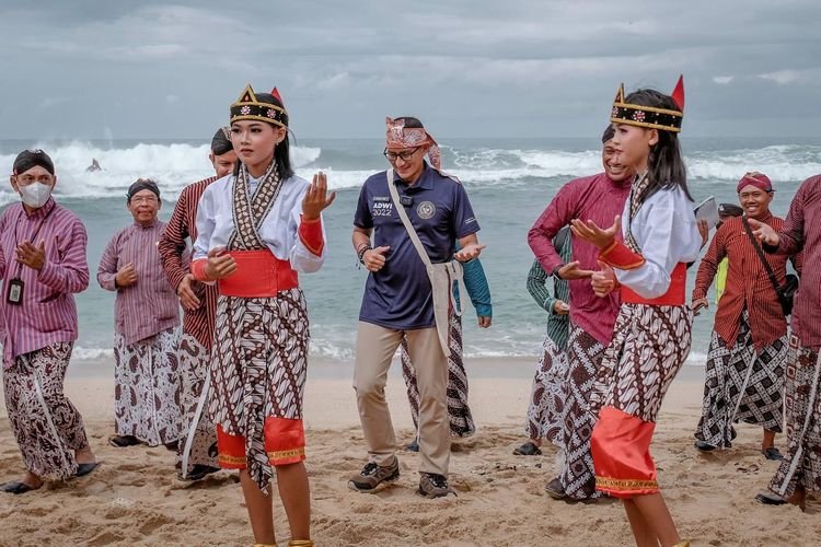 Menparekraf Sandiaga saat Visitasi 50 Desa Wisata Terbaik ADWI 2022 di Desa Wisata Tepus, Gunung Kidul, Yogyakarta, Rabu (31/8/2022)