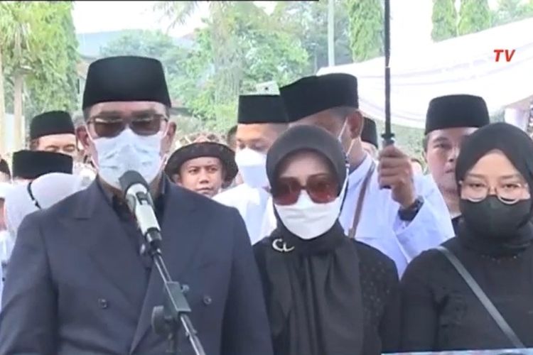 Ridwan Kamil saat memberikan keterangan kepada wartawan usai pemakaman, Senin (13/6/2022).