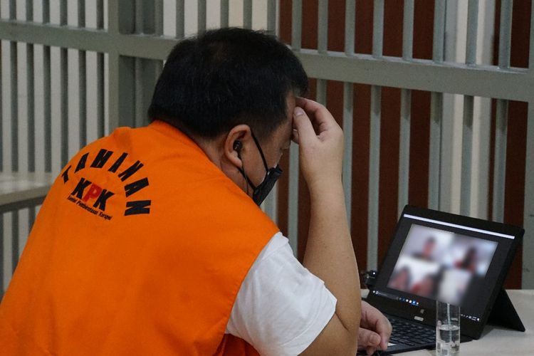 Seorang tahanan KPK mengikuti kunjungan secara online di Rutan Cabang KPK Gedung Merah Putih KPK, Selasa (26/1/2021). Kebijakan kunjungan secara online diterapkan untuk mencegah penyebaran Covid-19 di lingkungan Rutan KPK.