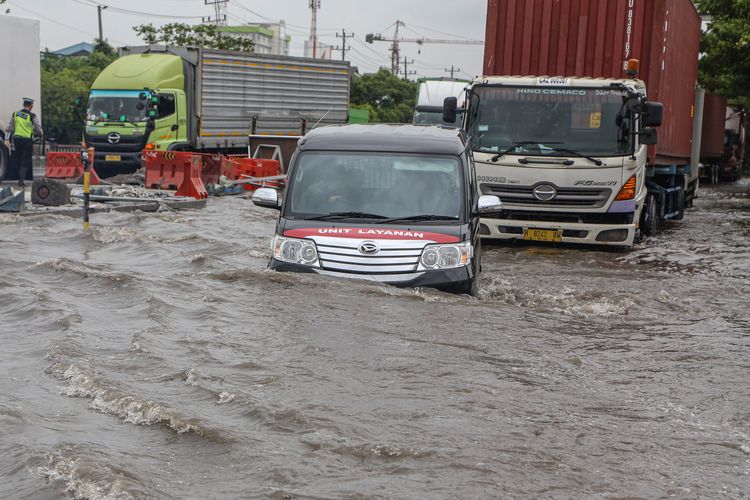 Sejumlah kendaraan melewati banjir yang merendam jalur pantura di Jalan Kaligawe Raya, Semarang, Jawa Tengah, Rabu (13/3/2024). Intensitas hujan yang tinggi dan meluapnya air sungai di sekitar ruas jalan di kawasan itu mengakibatkan banjir dengan ketinggian 40 cm - 1,5 meter sehingga menyebabkan lalu lintas dari Kota Semarang menuju Kabupaten Demak maupun sebaliknya terganggu.