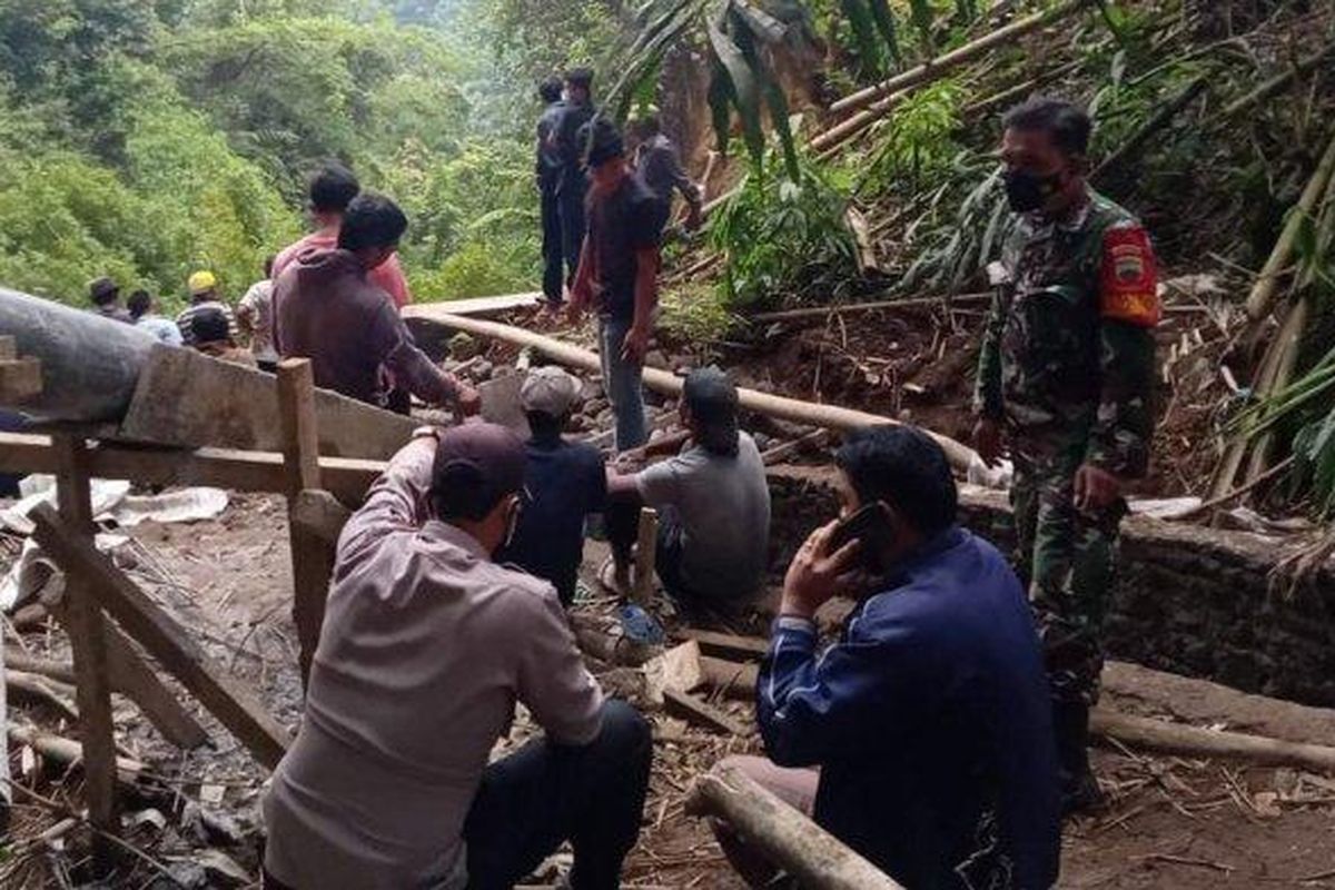 Petugas gabungan melakukan evakuasi korban longsor di Desa Sugihen, Kecamatan Dolat Rakyat, Kabupaten Karo, Minggu (26/9/2021). 
