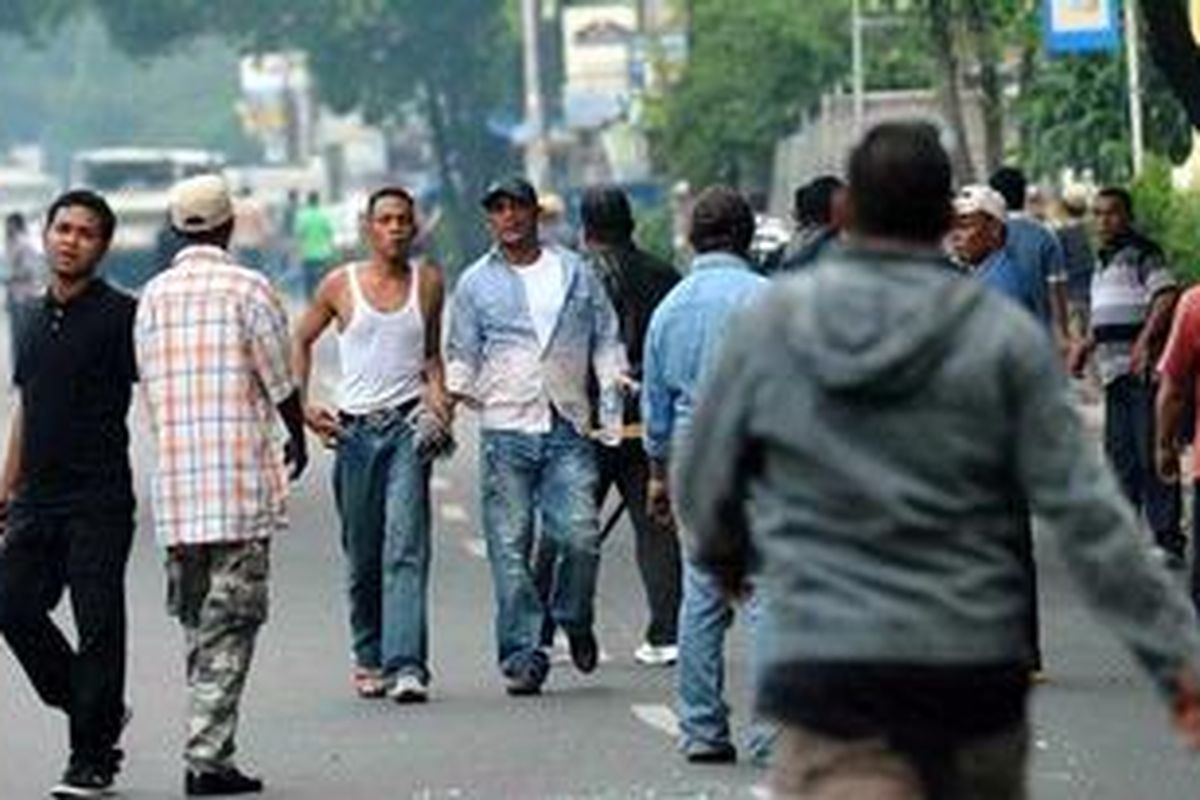 Dua kelompok pemuda terlibat aksi serang di Jalan Ampera Raya, Jakarta Selatan, Rabu (29/9/2010). Kejadian tersebut berlangsung sebelum digelarnya sidang kasus Blowfish yang melibatkan kedua kelompok. Peristiwa yang berlangsung sekitar satu jam tersebut mengakibatkan tiga orang tewas. 