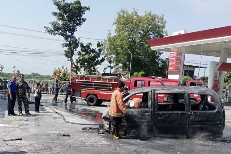 Sebuah mobil Daihatsu Espass dengan nomor polisi AE 1731 BO milik Budiono (45) Warga Desa Gorang- Gareng Taji, Kabupaten Magetan, terbakar di SPBU Jomblang saat mengisi bahan bakar jenis pertalit. Kebakaran diduga berasal dari tumpahan BBM dari tangka yang bocor,