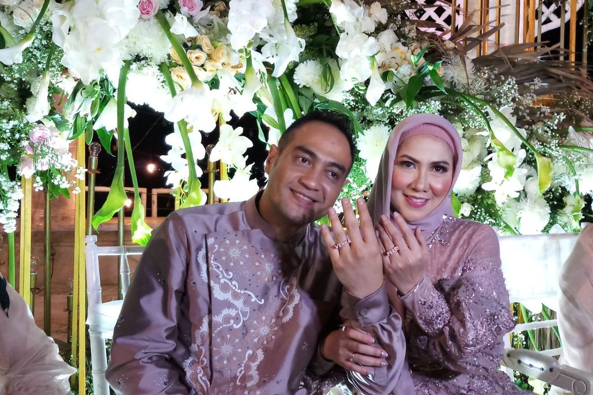 Ferry Irawan dan Venna Melinda usai lamaran di D'Banquet Pantai Mutiara, kawasan Penjaringan, Jakarta Utara, Rabu (9/2/2022). 