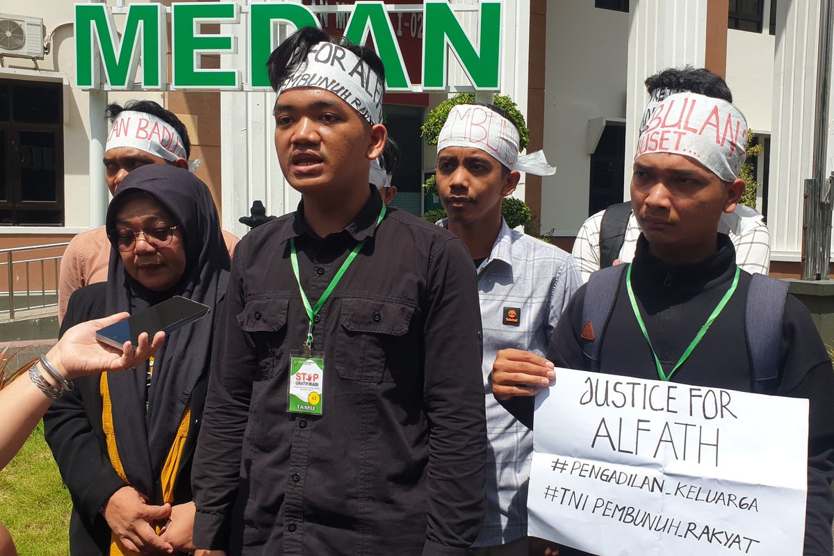 Bonaerges Marbun (20), koordinator aksi dari Aliansi Solidaritas Justice MAF saat diwawancarai di Pengadilan Militer I-02 Medan, Jalan Ngumban Surbakti, Kota Medan pada Selasa (22/7/2025).  