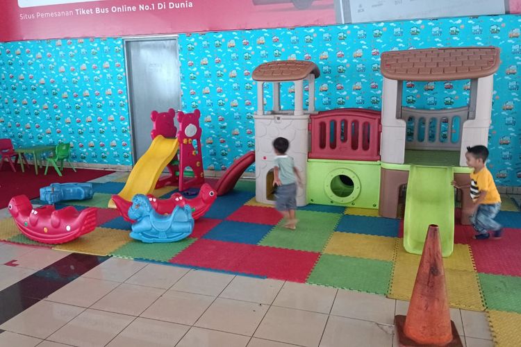 Area bermain anak di Terminal Terpadu Pulo Gebang, Jakarta Timur