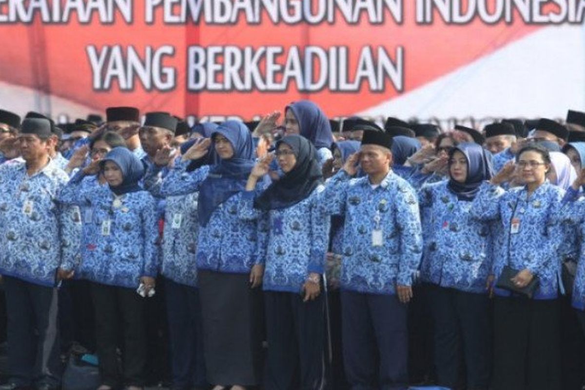 Aparatur Sipil Negara (ASN) di lingkungan Pemerintah Provinsi DKI Jakarta mengikuti upacara peringatan Hari Kebangkitan Nasional ke-109 Tahun di Monas, Jakarta, Sabtu (20/5/2017). 