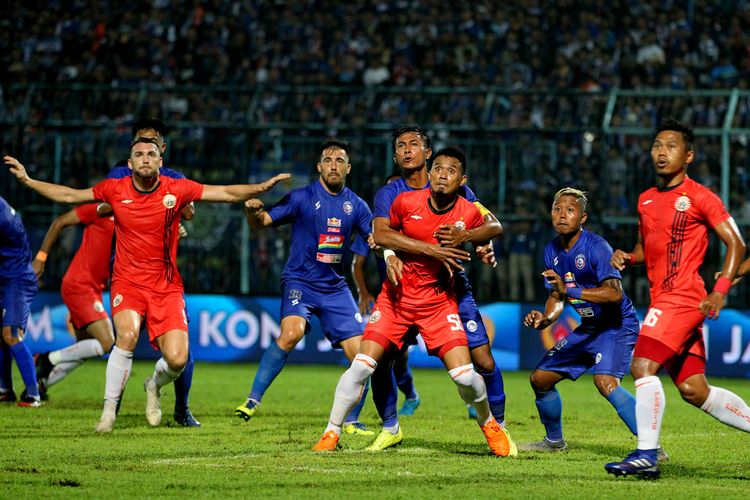 Kapten Arema FC Alfarizi menjaga ketat kapten Persija Jakarta Maman Abdurahman pada pertandingan terakhir babar penyisihan Grup B Piala Gubernur Jawa Timur 2020 yang berakhir dengan skor 1-1 di Stadion Kanjuruhan, Malang, Sabtu (15/2/2020) malam.
