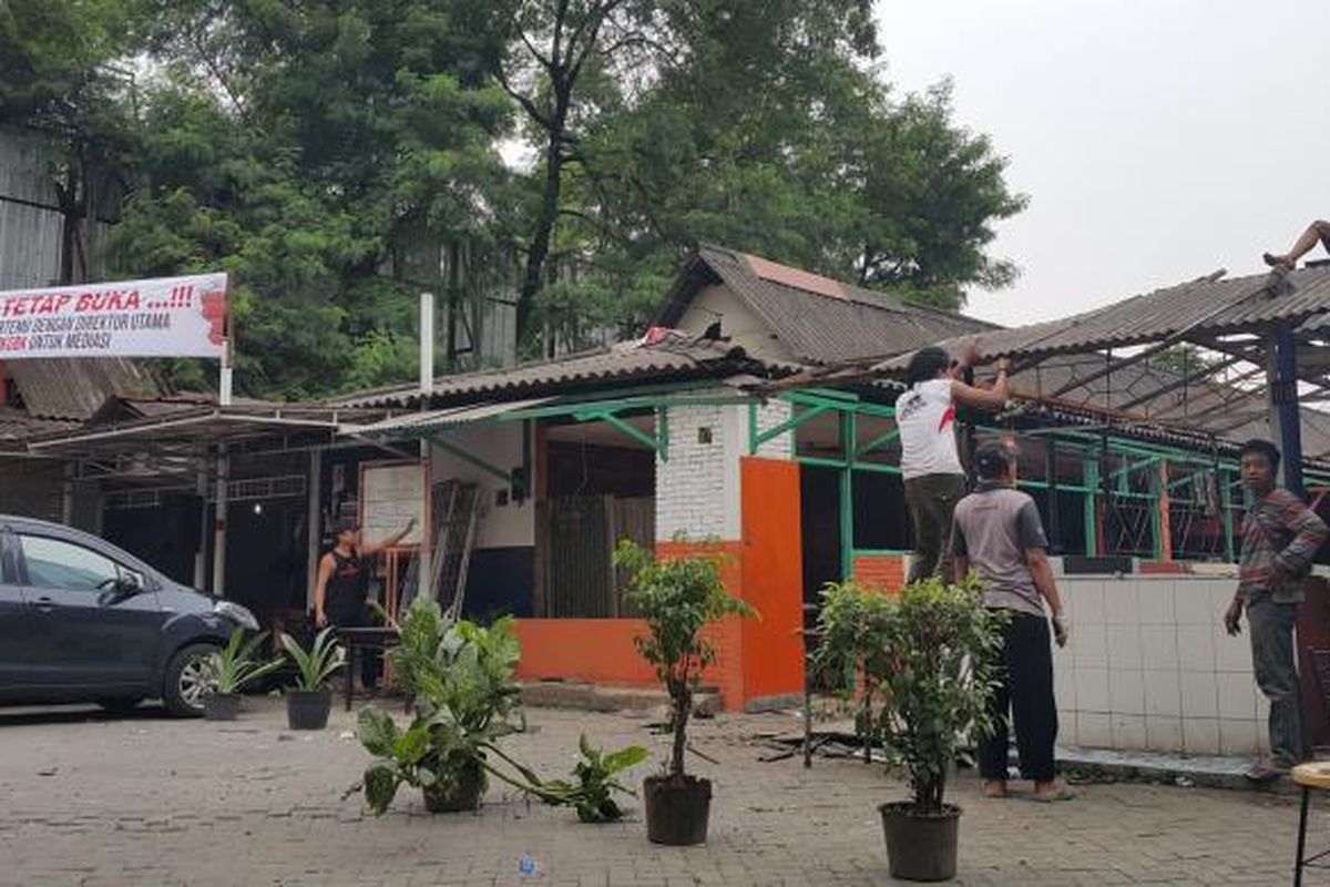 Karyawan Lapo Senayan mulai membongkar kios di sentra kuliner tradisional Jalan Lapangan Tembak, Senayan, Jakarta Pusat, Selasa (28/2/2017). Namun, masih ada pula yang bertahan dan tetap membuka kiosnya.
