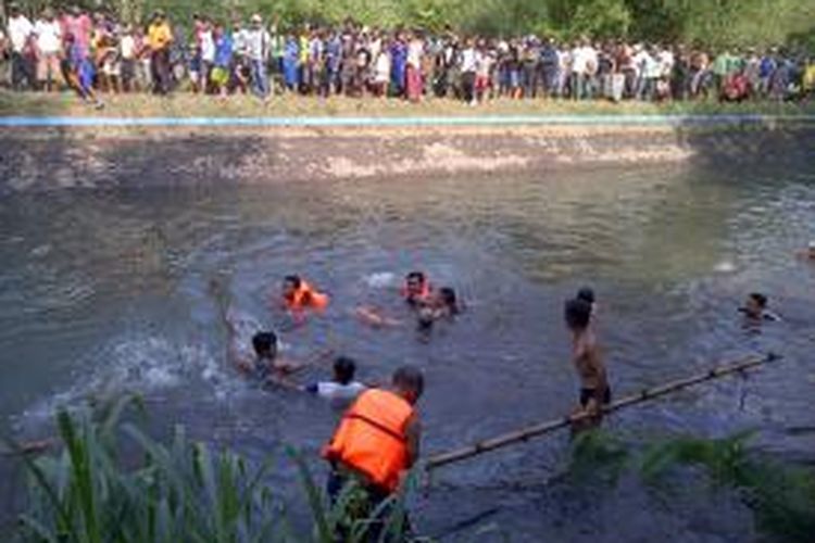 Anggota Tim SAR, PMI dan warga saat mencari siswa SD yang tenggelam di sungai, di Kecamatan Kepanjen, Kabupaten Malang, Jawa Timur, Senin (02/09/2013). Korban ditemukan dalam kondisi tewas. 