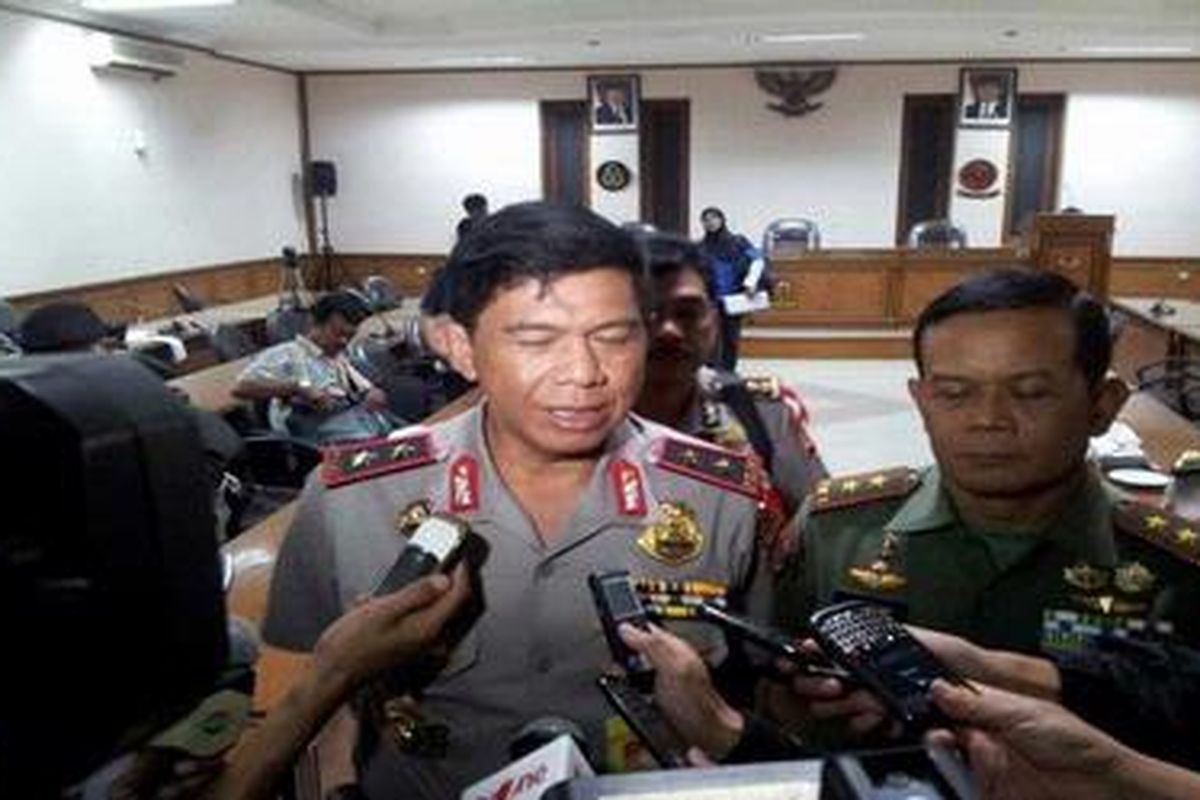 Kapolda Jabar Irjen Tubagus Anis Angkawijaya dan Pangdam III/Siliwangi Mayjen TNI Sonny Wijaya dalam jumpa pers berkait dengan pengamanan Pilkada Jabar, Rabu (6/2/2013).