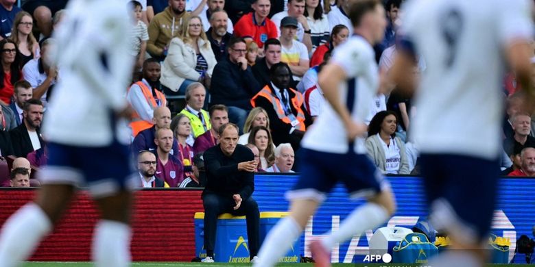 Pelatih kepala timnas Inggris asal Jerman Thomas Tuchel mengawasi para pemain dari pinggir lapangan pada laga kualifikasi Piala Dunia 2026 Grup K antara Inggris dan Andorra, di Villa Park, Birmingham, pada 6 September 2025.