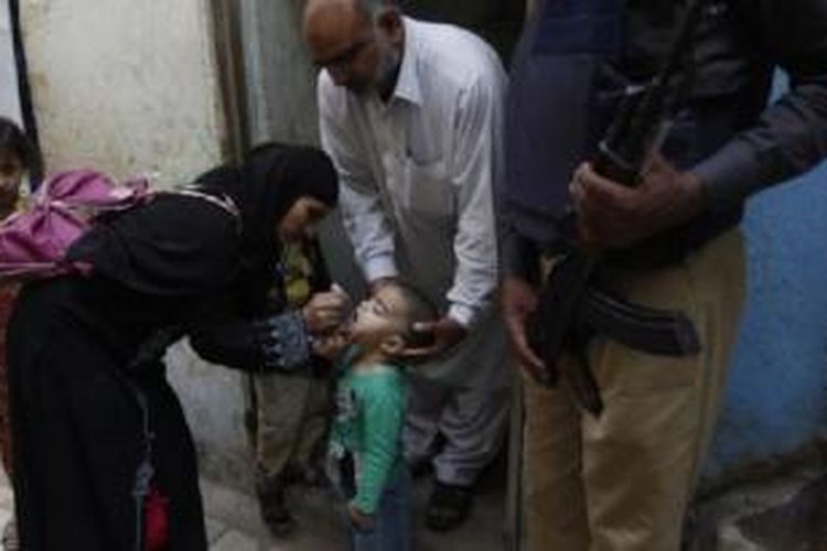 Petugas kesehatan Pakistan memberikan vaksin polio kepada anak-anak di kota Karachi