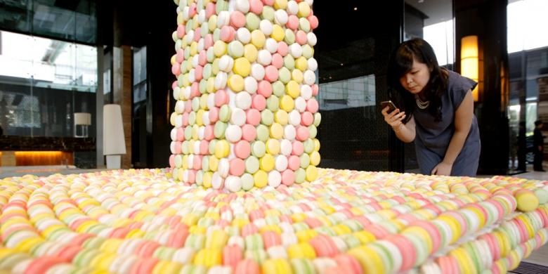 Replika Monas terbuat dari 20 ribu Macaron dipamerkan di Hotel Indonesia Kempinski Jakarta. 