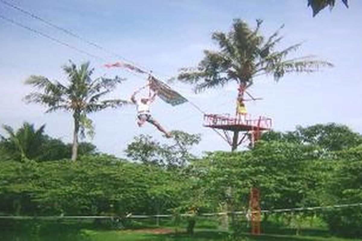 Flying Fox, salah satu andalan Tirto Arum untuk menyedot pengunjung