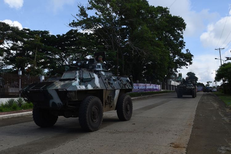 Sejumlah kendaraan lapis baja dari pasukan pemerintah melintas di Kota Marawi, Filipina, Jumat (2/6/2017). Pertempuran berdarah terjadi antara militer Filipina dengan pasukan Maute di Marawi dalam upaya menangkap pemimpin kelompok Abu Sayyaf, Isnilon Hapilon.