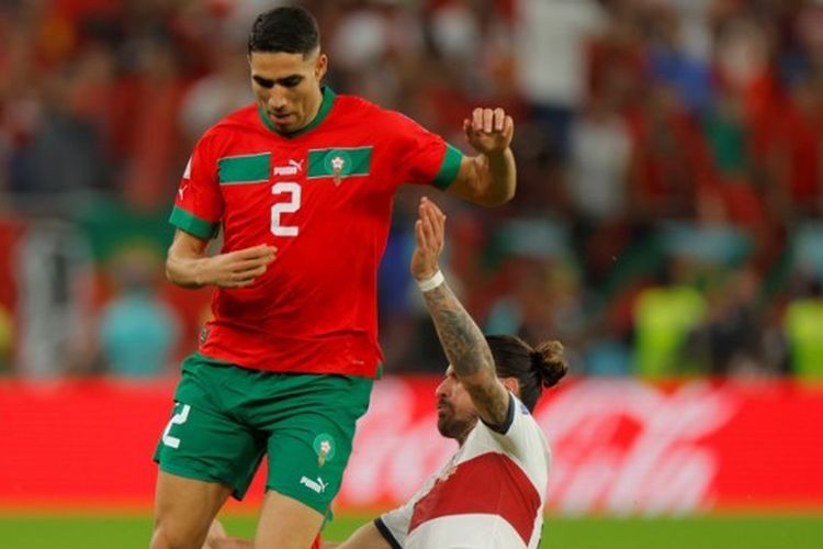 Bek timnas Maroko Achraf Hakimi berusaha melewati gelandang Portugal Ruben Neves dalam laga perempat final Piala Dunia 2022 di Stadion Al Thumama, Doha, Qatar, pada 10 Desember 2022. Terkini, Achraf Hakimi tengah diinvestigasi soal dugaan pemerkosaan