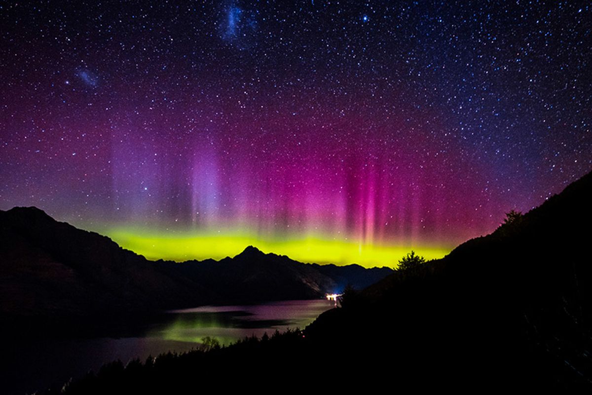 Aurora Selatan/Australis di Langit Queenstown, Selandia Baru.