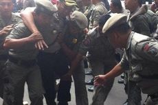 Foto Kapolsek Gambir Seusai Dilempari Batu oleh Massa Penolak Ahok