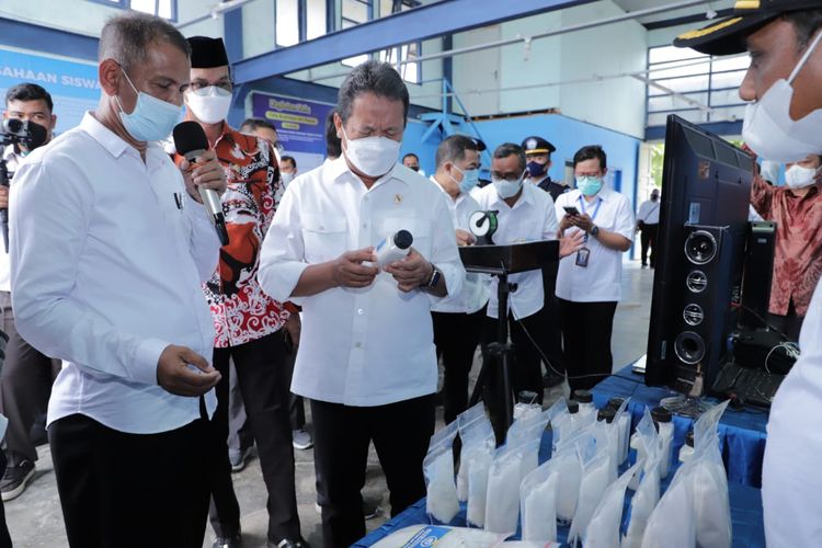 Menteri Kelautan dan Perikanan Sakti Wahyu Trenggono saat mengunjungi langsung Sekolah Usaha Perikanan Menengah (SUPM) Ladong dan Politeknik Kelautan dan Perikanan Aceh, Rabu (8/9/2021).