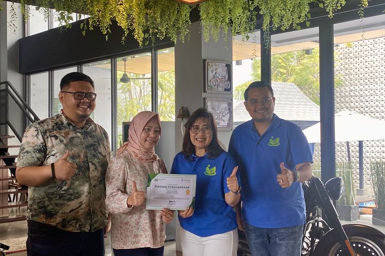 Direktur FIFGROUP, Esther Sri Harjati memberikan penghargaan kepada Juara kategori FIFGROUP Friendly Branch yaitu Green Resource Organic Waste Treatment Hero, di Jakarta, Jumat (2/8/2024).