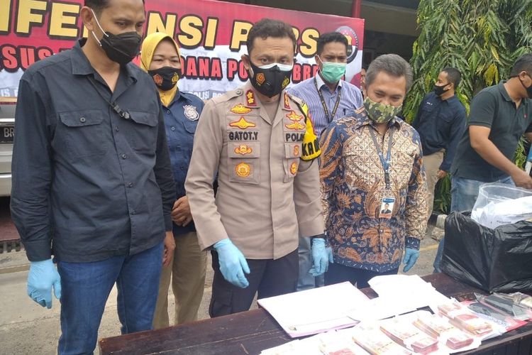 Kapolres Brebes AKBP Gatot Yulianto bersama Kepala KPw BI Tegal Taufik Amrozy saat konferensi pers kasus pembongkaran peredaran uang palsu, di Mapolres Brebes, Kamis (15/10/2020)