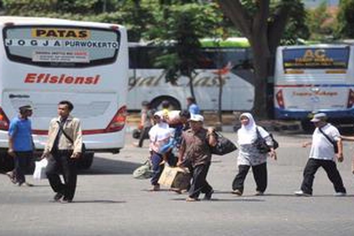 Ilustrasi : Arus Mudik Lebaran - Pemudik tiba di Terminal Giwangan, Yogyakarta, Senin (13/8/2012). 