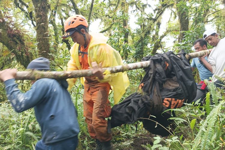 Tim SAR gabungan saat mengevakuasi jenazah I Wayan Ariana (40), yang meninggal dunia saat melakukan pendakian di Gunung Gunung Abang, Desa Abangsongan, Kintamani, Bangli, Bali, pada Minggu (9/4/2023). /Humas Basarnas Bali
