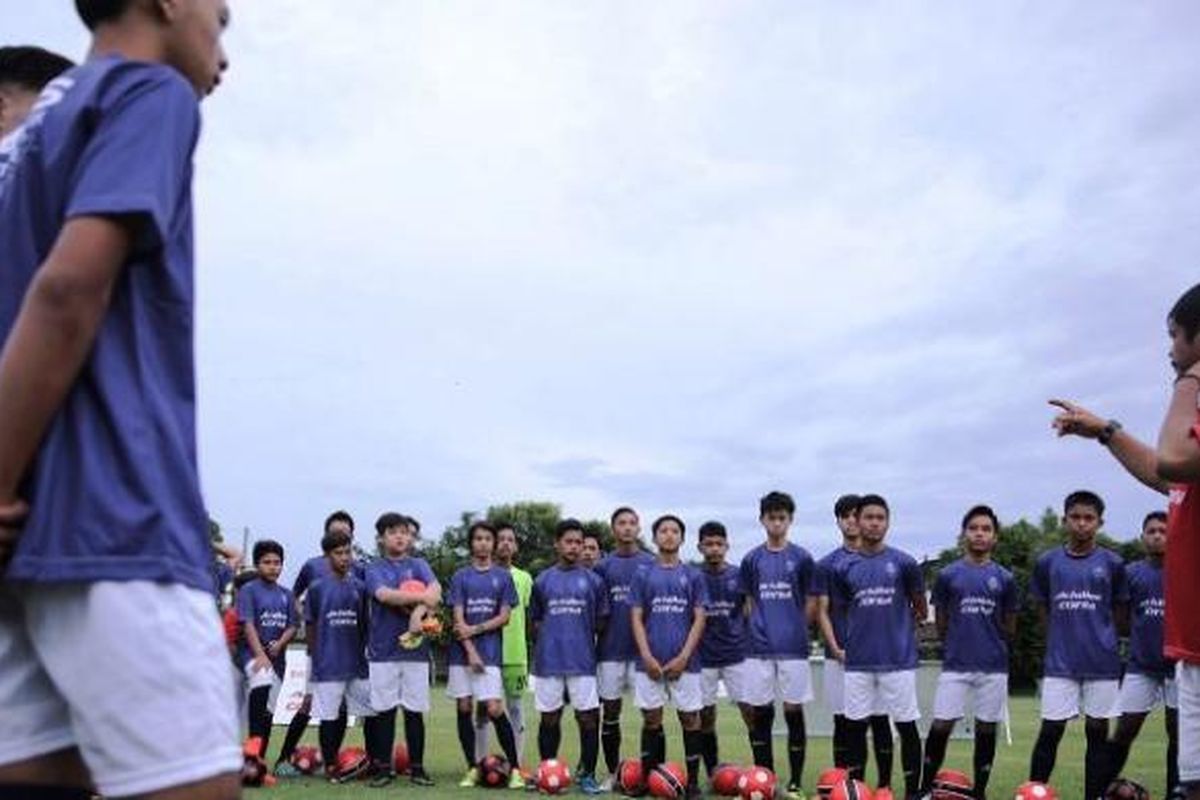 Pelatih Indra Sjafri memimpin latihan di Paris Saint-Germain (PSG) Academy Bali pada Sabtu (28/1/2017). 