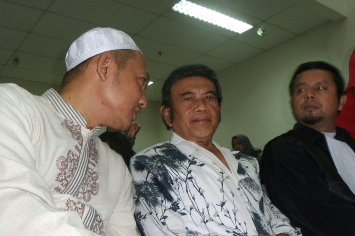 Penyanyi dangdut Rhoma Irama (tengah) menghadiri sidang perkara penyalahgunaan narkoba dengan terdakwa putranya, Ridho Rhoma, di PN Jakarta Barat, Selasa (25/7/2017).
