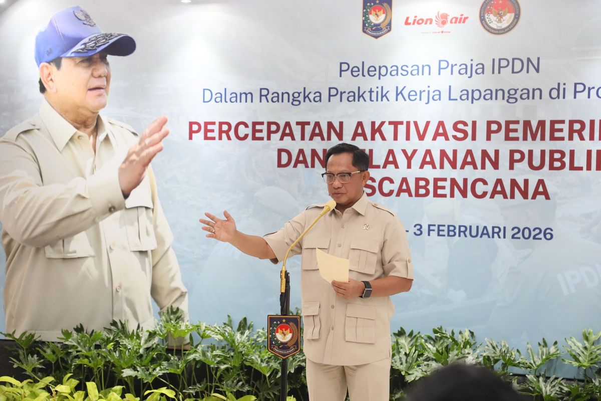 Menteri Dalam Negeri (Mendagri) Muhammad Tito Karnavian saat memberikan arahan langsung kepada para praja IPDN yang ditugaskan ke Aceh di Bandar Udara Soekarno-Hatta, Kota Tangerang, Banten, Sabtu (3/1/2026).
