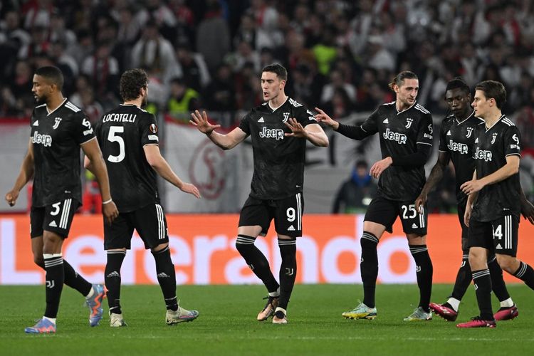 Para pemain Juventus merayakan gol Dusan Vlahovic saat bertandang ke markas Freiburg pada laga leg kedua babak 16 besar Liga Europa, Jumat (17/3/2023) dini hari WIB.