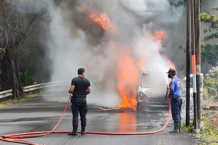 Petugas pemadam kebakaran berusaha memadamkan api yang membakar mobil di Jalan Raya Seririt - Grokgak KM 22.500, di Desa Umeanyar, Kecamatan Seririt, Kabupaten Buleleng, Provinsi Bali, Minggu (21/8/2022).