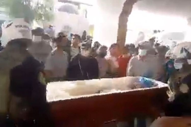 Pemakaman seorang wanita di Peru terhenti, ketika wanita itu sendiri mulai menggedor tutup peti mati untuk mengatakan bahwa dia masih hidup pada Selasa (26/5/2022).