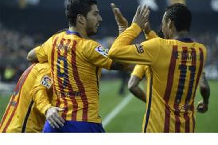 Penyerang Barcelona asal Uruguay, Luis Suarez (kiri), melakukan selebrasi bersama pemain Barca asal Brasil, Neymar, setelah mencetak gol ke gawang Valencia pada lanjutan La Liga di Mestalla, Sabtu (5/12/2015).