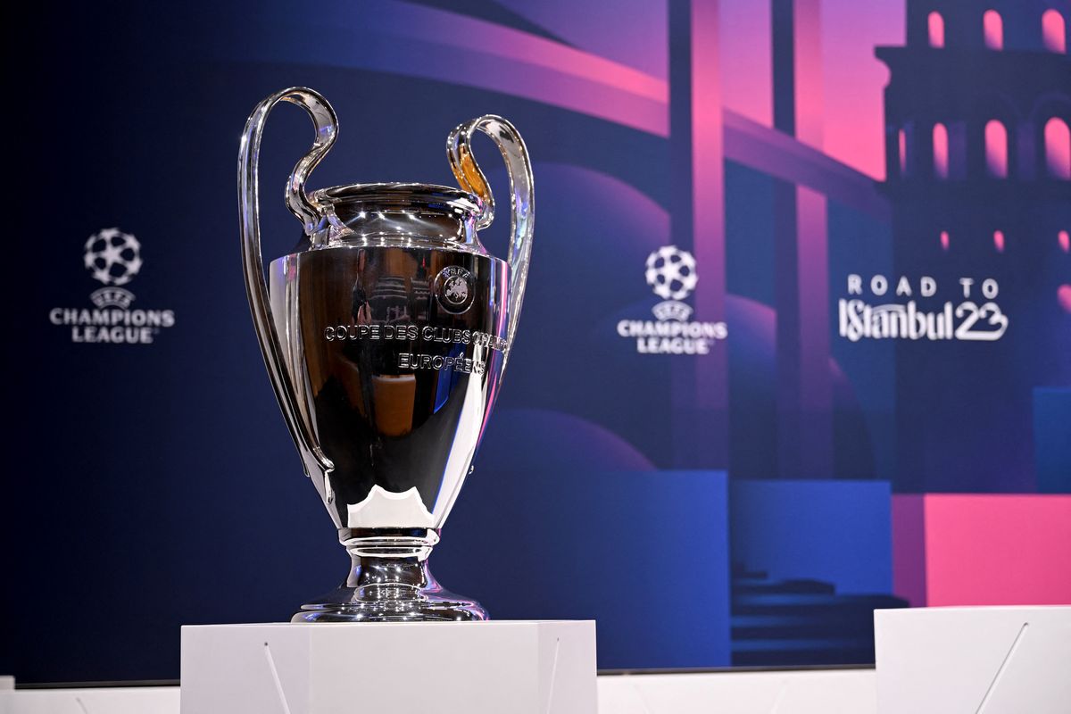 Drawing Liga Champions: Trofi Liga Champions UEFA sebelum pengundian babak 16 besar Liga Champions 2022-2023 di Nyon pada 7 Oktober 2022. Di artikel ini tersaji jadwal 16 besar Liga Champions yang akan dibuka dengan laga PSG vs Bayern dan AC Milan vs Tottenham.