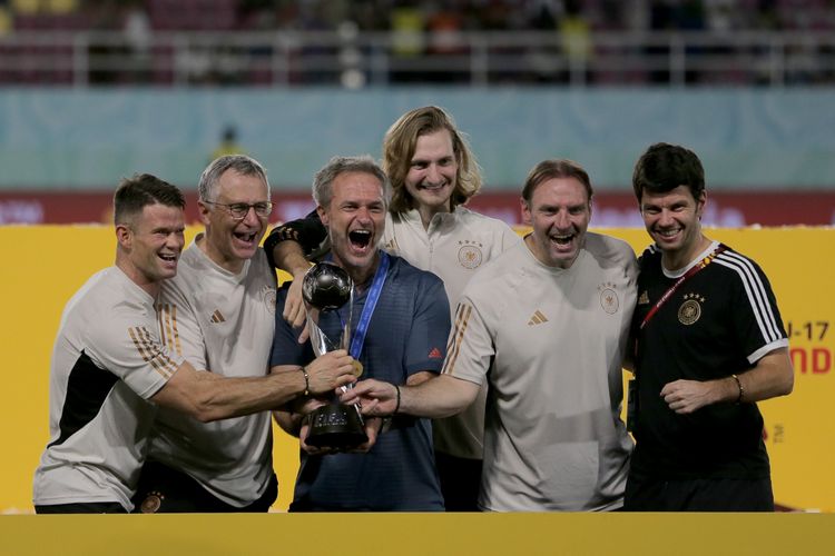 Pelatih Timnas Jerman Diego Placente foto bersama staffnya usai meraih juara Piala Dunia U17 2023 Indonesia mengalahkan Perancis dengan skor 2-2 (4-3) yang berlangsung di Stadion Manahan Solo, Sabtu (2/12/2023) malam.