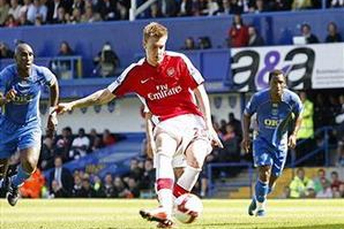 Nicklas Bendtner mencetak gol bagi Arsenal ke gawang Portsmouth. Arsenal akhirnya menang 3-0.