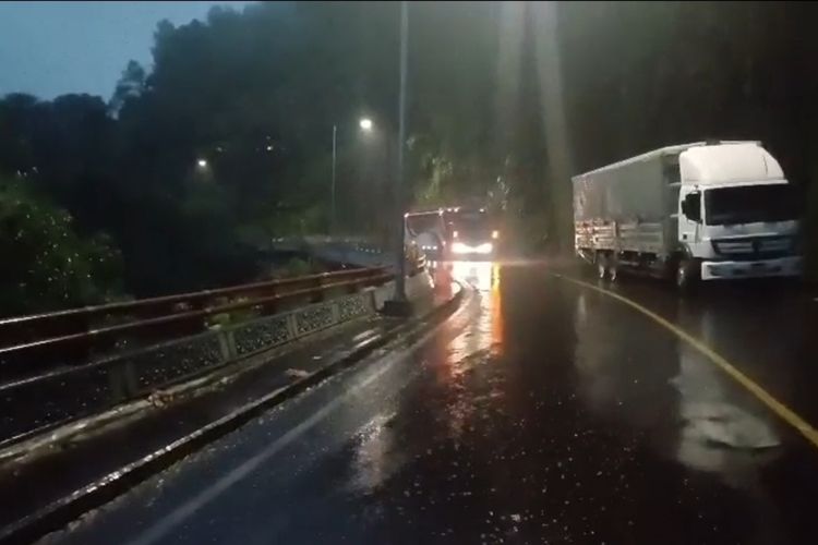 Tebing di Cadas Pangeran Sumedang Longsor, Akses Jalan Nasional Tertutup Total