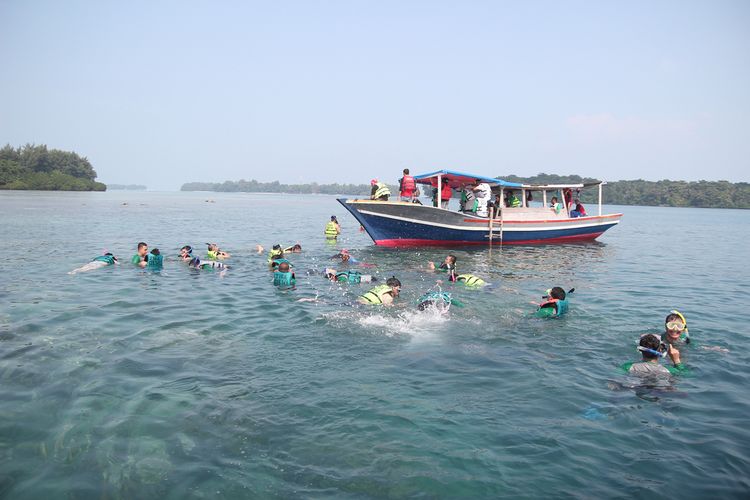 Ilustrasi wisatawan snorkeling di Kepulauan Seribu.