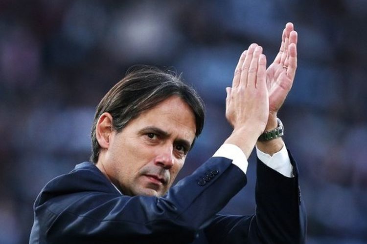 Eks pelatih Lazio yang kini menangani Inter Milan, Simone Inzaghi. Tampak Inzaghi bertepuk tangan ke arah suporter usai pertandingan menghadapi SPAL di Stadion Olimpico, Minggu (2/2/2020).