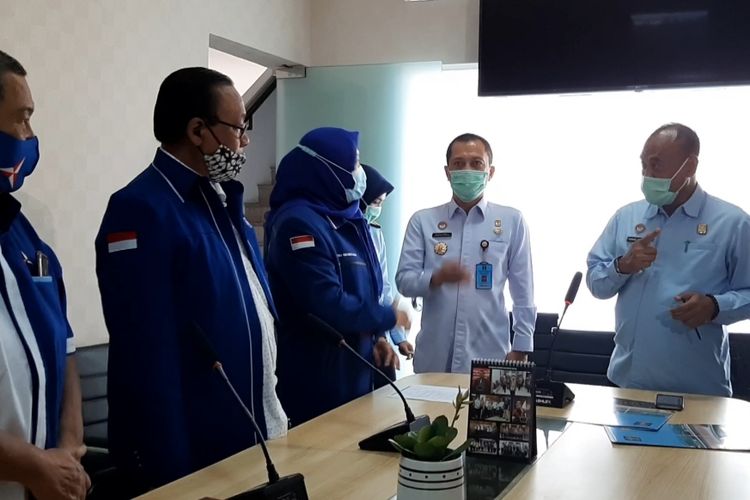 Pengurus DPD Partai Demokrat Jawa Tengah bersama pengurus mendatangi Kantor Wilayah Kementerian Hukum dan HAM (Kemenkumham) Jawa Tengah di Semarang, Senin (15/3/2021).