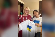 Kisah Gadis Singapura Terkejut Desain Kausnya untuk Bantu Ukraina Dikenakan Presiden Zelensky