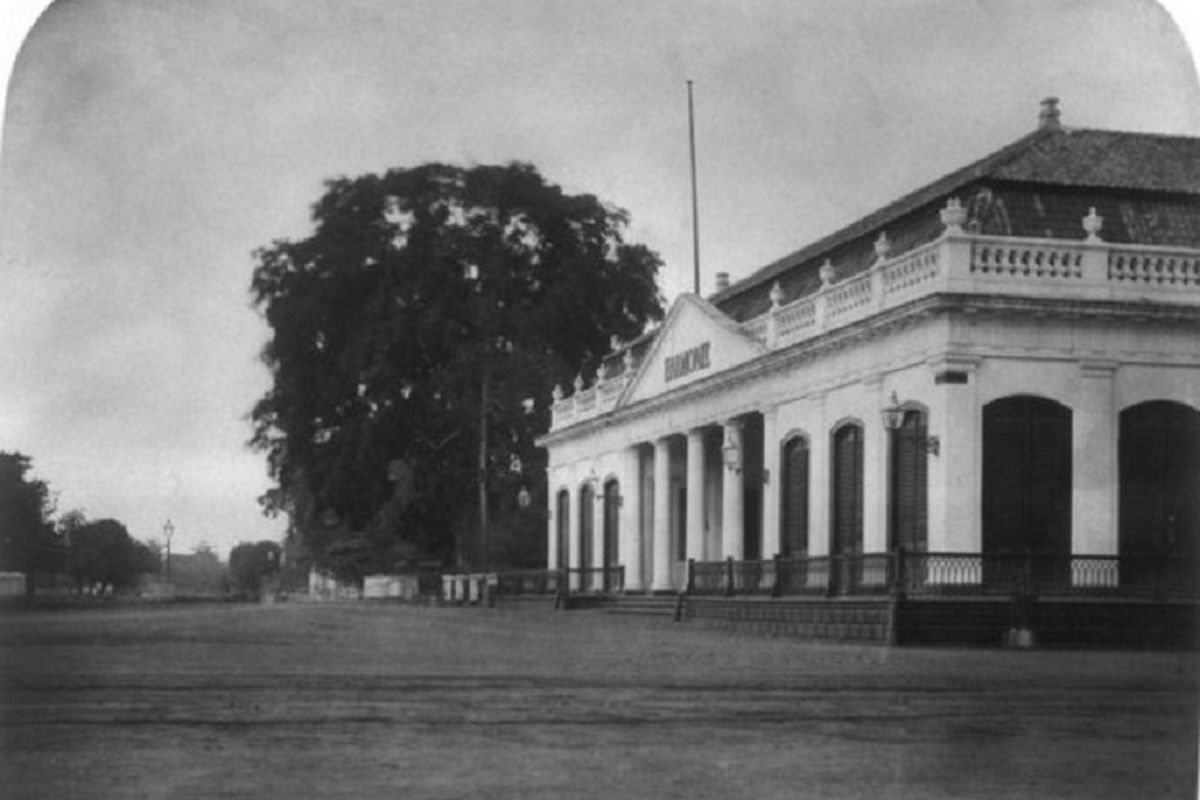 Suasana Societeit de Harmonie yang dipotret oleh Isidore van Kinsbergen pada 1870. Sang fotografer berdiri menghadap Rijswijkstraat, kini Jalan Veteran