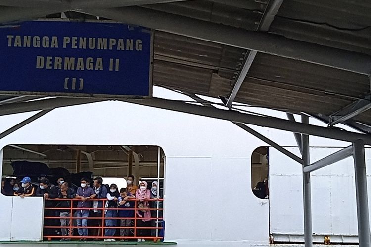 Para pemudik menunggu kapal bersandar di dermaga 2 Pelabuhan Bakauheni, Sabtu (30/4/2022). Sejumlah pemudik mengaku tidak tahu jika bisa memesan tiket secara online.